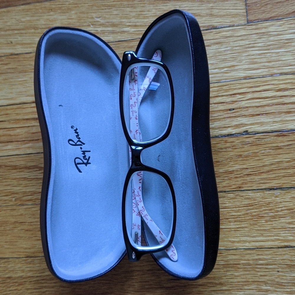 Black Ray-Ban frames